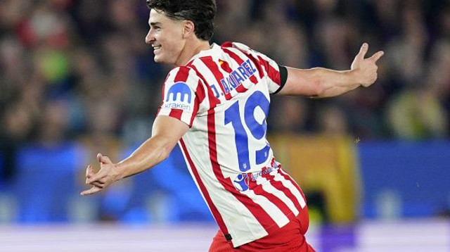 חוליאן אלברס חוגג במדי אתלטיקו מדריד מול ברצלונה (צילום: Image Photo Agency)