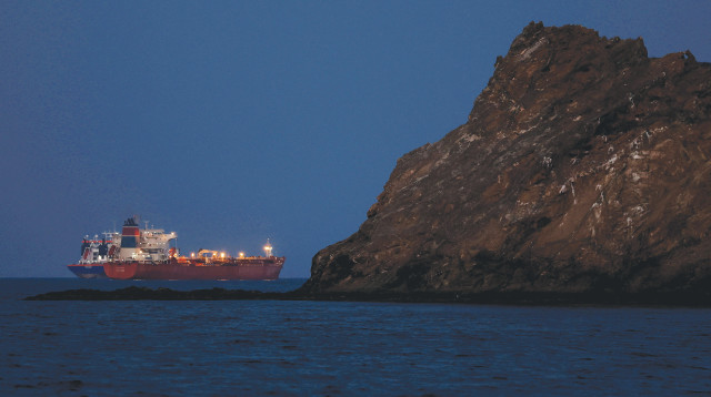 מיכלית נפט במיצר הורמוז (צילום: רויטרס)