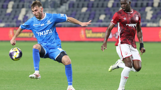 שחקן הפועל באר שבע, ג'יבריל דיופ, מול שחקן בני יהודה, אדר רטנר (צילום: דני מרון)