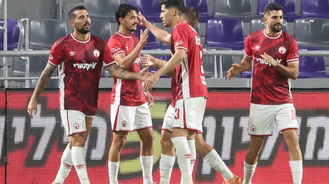 גיא מזרחי ושחקני הפועל באר שבע חוגגים (צילום: דני מרון)