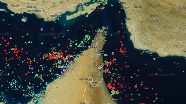 תנועה ימית במיצר הורמוז (צילום: CNN)