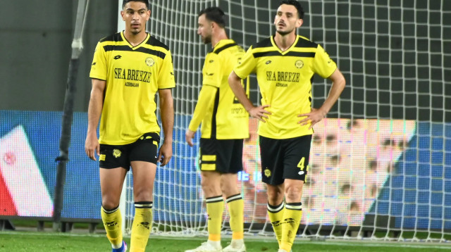 איתי בן שבת, בסאם זערורה שחקני מכבי נתניה מאוכזבים (צילום: ברני ארדוב)