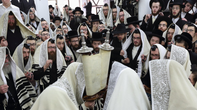 תפילה של חסידות סקווירא (צילום: יעקב נאומי, פלאש 90)