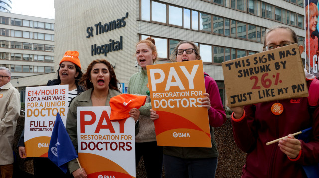שביתת רופאים בבריטניה (צילום: רויטרס)