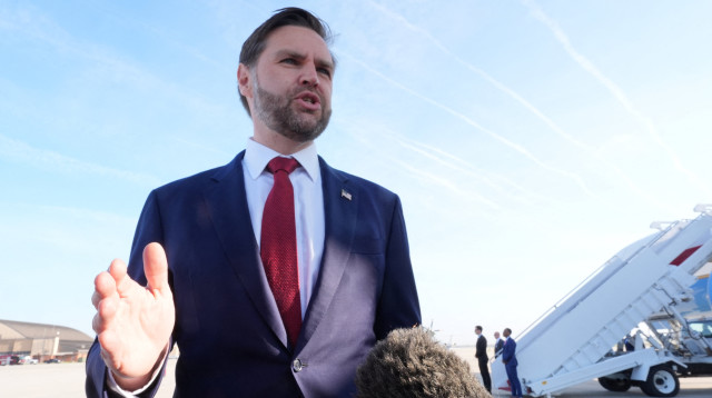 סגן נשיא ארה"ב ג'יי. די. ואנס בריאיון לפני המראתו לפקיסטן (צילום: רויטרס)