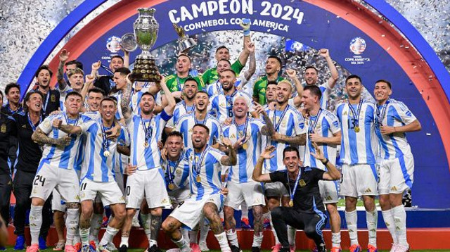 שחקני נבחרת ארגנטינה חוגגים את הזכייה בקופה אמריקה 2024 (צילום: BSR Agency)