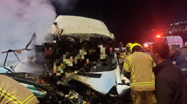 תאונת דרכים בכביש 60 בשומרון, חמישה פלסטינים נהרגו (צילום: תיעוד מבצעי מד"א)