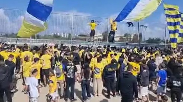 אוהדי מכבי תל אביב באימון המסכם לפני המשחק מול הפועל באר שבע (צילום: תיעוד ברשתות חברתיות לפי סעיף 27 א' לחוק זכויות יו)
