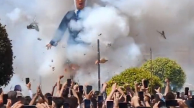 בובה בדמות בנימין נתניהו עולה באש בספרד (צילום: צילום מסך, שימוש לפי סעיף 27א' לחוק זכויות יוצרים)