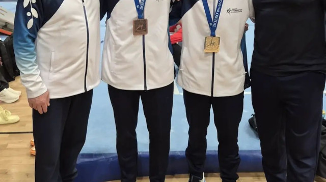 ארטיום דולגופיאט ונועם ברקוביץ' עם המדליות, לצד המאמנים סרגיי וייסבורג ואנדריי גריבנוב (צילום: אתר רשמי, איגוד ההתעלמות בישראל)