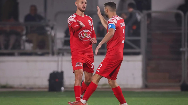 אחמד סלמן שחקן בני סכנין חוגג עם מארון גנטוס (צילום: מאור אלקסלסי)