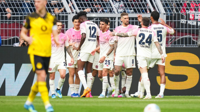 שחקני באייר לברקוזן חוגגים עם רוברט אנדריך (צילום: אימג'בנק  GettyImages, Pau Barrena)