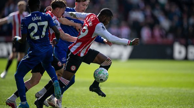 שחקני אברטון מנסים לעצור דנגו ווטארה מברנטפורד (צילום: Sebastian Frej/MB Media)