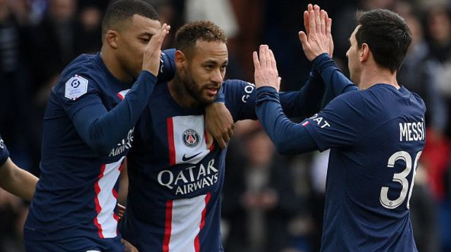 ניימאר חוגג עם ליאו מסי וקיליאן אמבפה במדי פריז סן ז'רמן (צילום: Getty images)