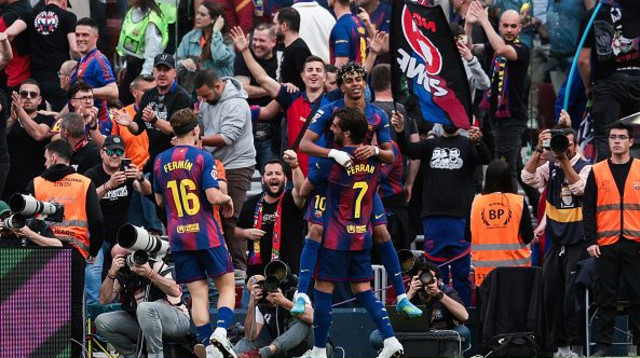 שחקני ברצלונה חוגגים (צילום: Getty images)