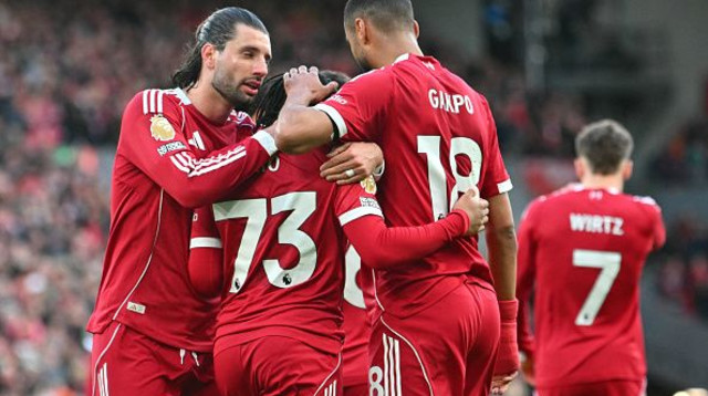 שחקני ליברפול סובוסלאי וגאקפו חוגגים עם אנגומוהא (צילום: Getty images)