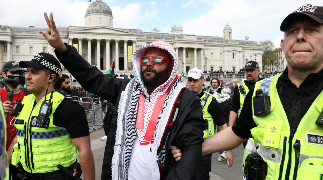 עצורים בהפגנה פרו פלסטינית בלונדון (צילום: רויטרס)