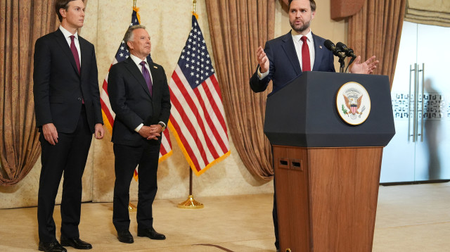 ג'יי די ואנס, סטיב ויטקוף וג'ארד קושנר באסלמבאד (צילום: רויטרס)