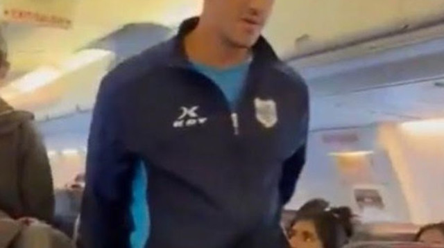 צעק "פצצה" במטוס ונעצר (צילום: מסך, X)