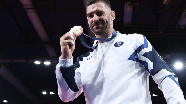 פיטר פלצ'יק עם מדליית הארד האולימפית, פריז 2024 (צילום: GettyImages)