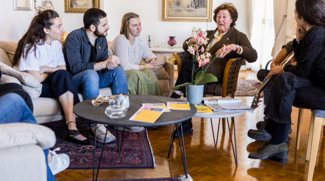 מפגשי זיכרון בסלון (צילום: ניר סלקמו)