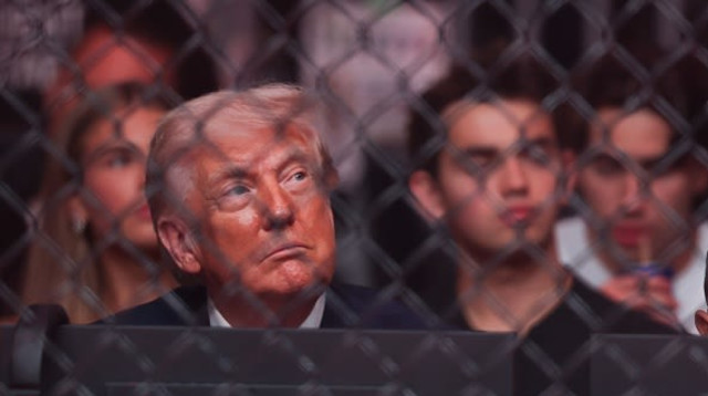 טראמפ צופה בקרב (צילום: Gettyimages)