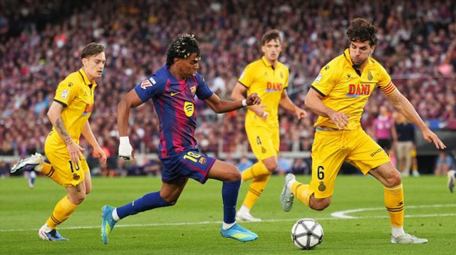 לאמין ימאל מלהטט מול שחקני אספניול (צילום: Alex Caparros)