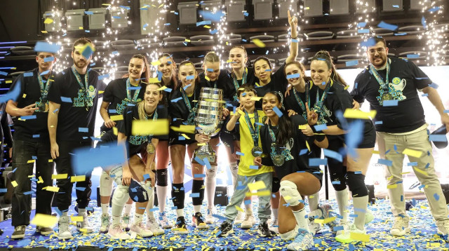 מכבי אשדוד כדורעף נשים מחזיקת גביע המדינה (צילום: לילך וייס רוזנברג)