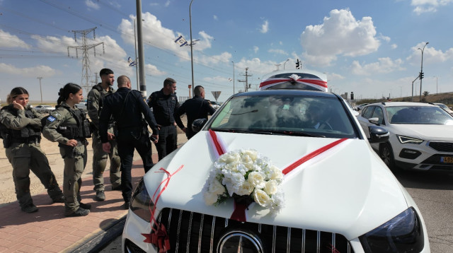 בדרך לחתונה עוצרים בצד: המבצע המשטרתי נגד השיירות בנגב  (צילום: דוברות המשטרה)