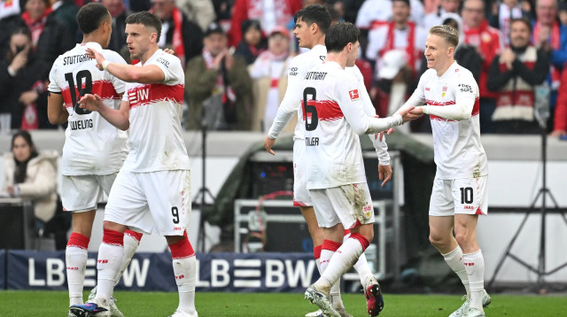 שחקני שטוטגרט חוגגים עם כריס פוריך, מימין (צילום: GettyImages, Christian Kaspar-Bartke)