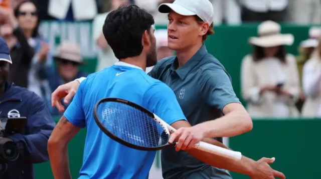 שוב חילופי מקומות בפסגה. יאניק סינר עם קרלוס אלקראס (צילום: רויטרס)