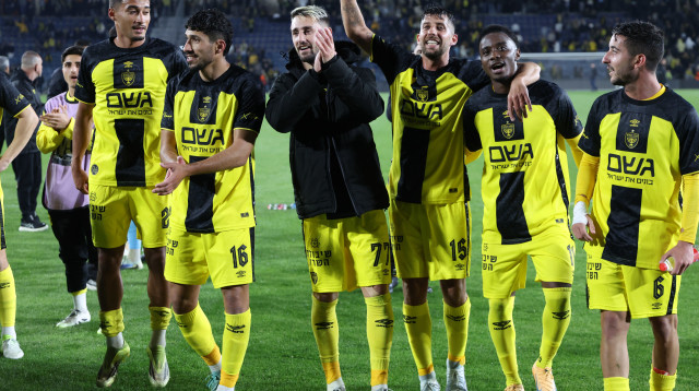 שחקני בית"ר ירושלים חוגגים עם הקהל (צילום: דני מרון)