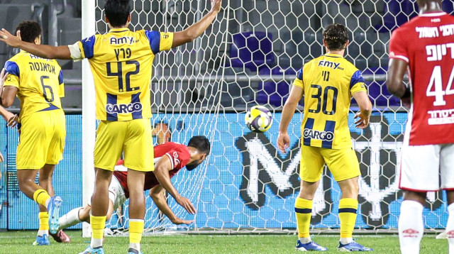 אליאל פרץ ושחקני מכבי תל אביב (צילום: קובי אליהו)