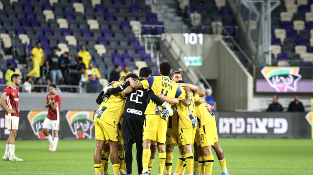 שחקני מכבי תל אביב (צילום: קובי אליהו)