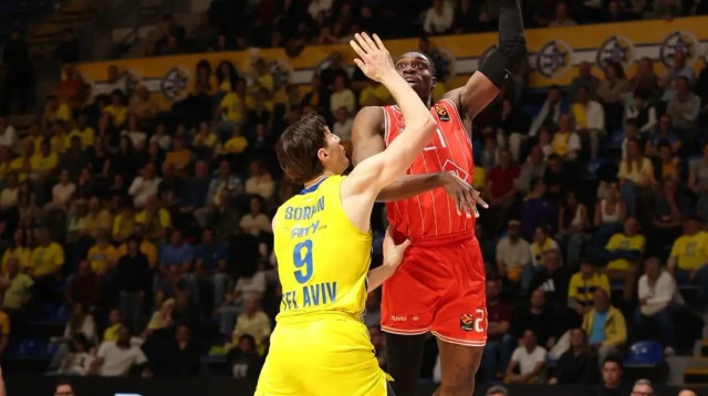 טאי אודיאסי שחקן הפועל תל אביב מול רומן סורקין שחקן מכבי תל אביב (צילום: אתר רשמי, Nikola Pazarski, הפועל "IBI" תל אביב)