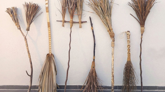 לירון גולן וסרמן (נ׳ 1980 ) מטאטאים, 2025 (צילום: באדיבות האמנית)