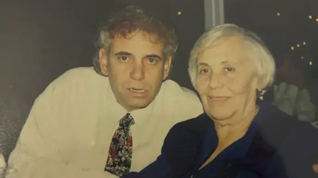 "היא הייתה מוציאה לזבל כל מה שהוא חפר מגופות הנשים". שרינה יחיאל עם הבן חיים (צילום: באדיבות המשפחה)