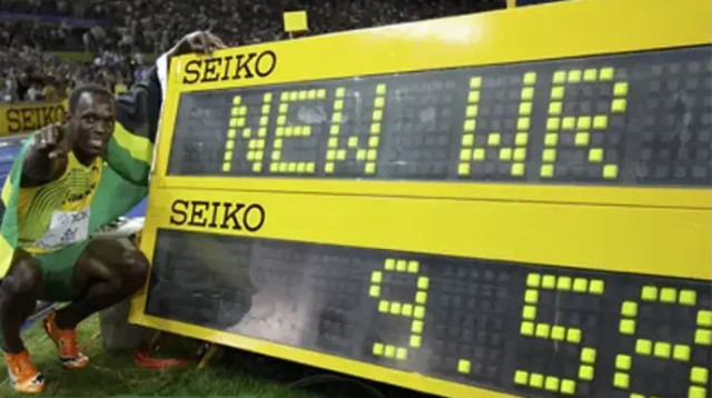 יוסיין בולט מציג את השיא ב-2009 (צילום: רויטרס)