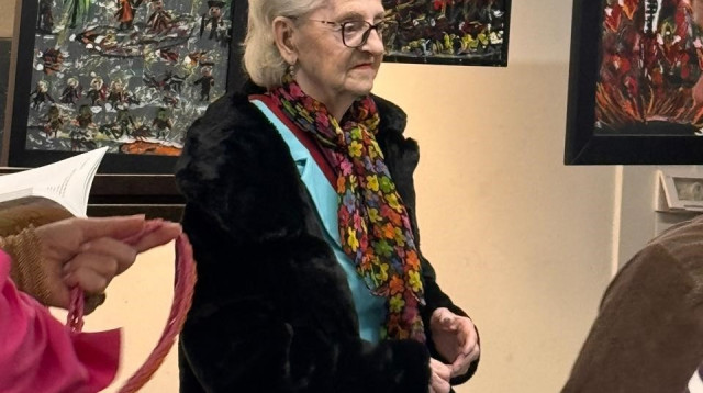 ז׳ני רוזנשטיין בתערוכה "מעיניה של ילדה" בבית תמי (צילום: פרטי)