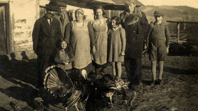 בני משפחת שטיינלאוף בכפר קרסנה פוטוצקי לפני המלחמה (צילום: ארכיון בית לוחמי הגטאות)