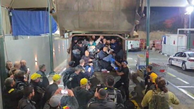 מעצר השב"חים במשאית זבל (צילום: דוברות המשטרה)