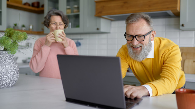 קשיש עם מחשב (צילום: ingimages.com)