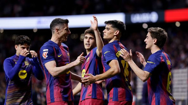 שחקני ברצלונה חוגגים בדרבי מול אספניול (צילום: Soccrates Images)