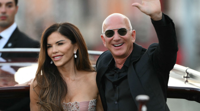 ג'ף בזוס ולורן סנצ'ז (צילום: MARCO BERTORELLO/AFP via Getty Images)