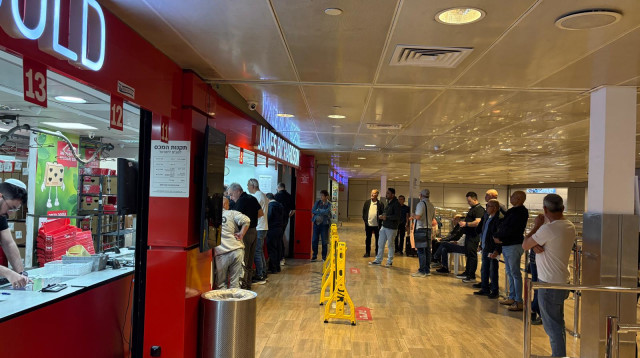 המתנה לאיסוף רכישות בדיוטי פרי (צילום: אבי אשכנזי)