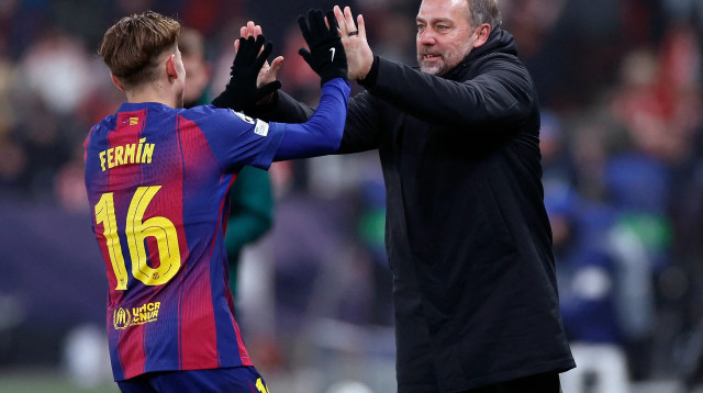 פרמין לופס, שחקן ברצלונה חוגג עם האנזי פליק (צילום: רויטרס)