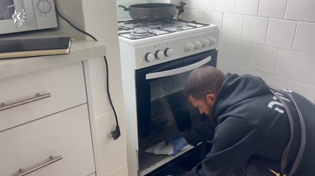 אקדח מוסלק בתנור בדירה בפתח תקווה (צילום: דוברות המשטרה)