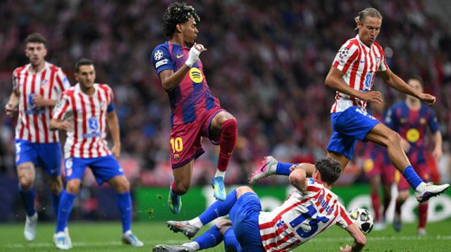 לאמין ימאל מדלג מעל קלמון לנגלה (צילום: Gettyimages)