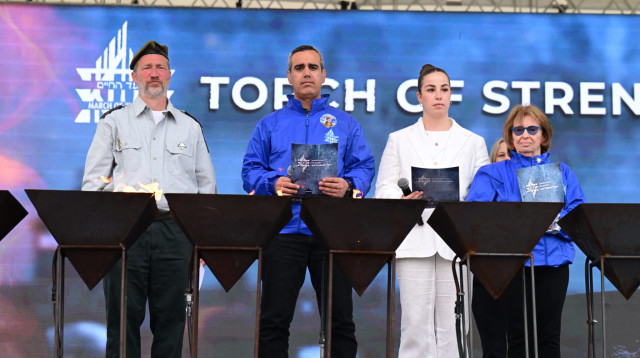 שורדי השבי אגם ברגר ועמרי מירן במצעד החיים בפולין (צילום: יוסי זליגר)