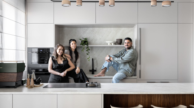 המעצבת רוני שני עם קובי אדרי ואשתו (צילום: אורן עמוס,באדיבות מטבחי סמל)